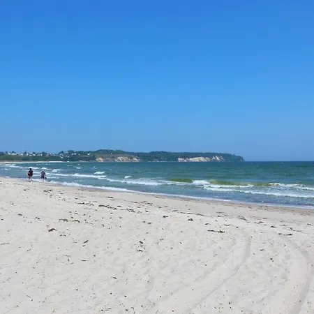 Strandnahe Fewo: Seaside Retreat With Terrace And Access Lobbe