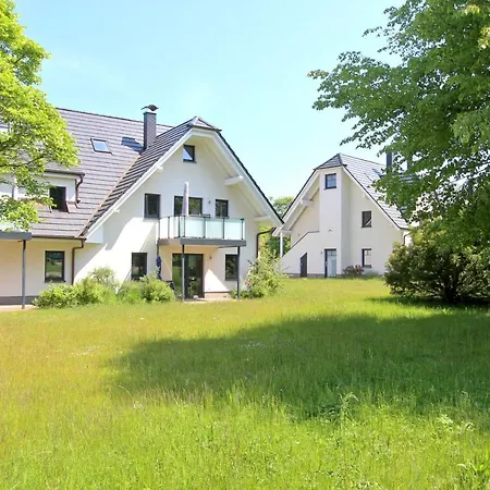 Strandnahe Fewo: Seaside Retreat With Terrace And Access Lobbe